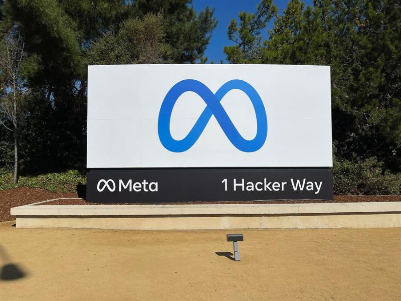 Fotografía de archivo en la que se registró el logo de Meta, la empresa matriz de Facebook, Instagram y WhatsApp, en Menlo Park (California, EE.UU.) 