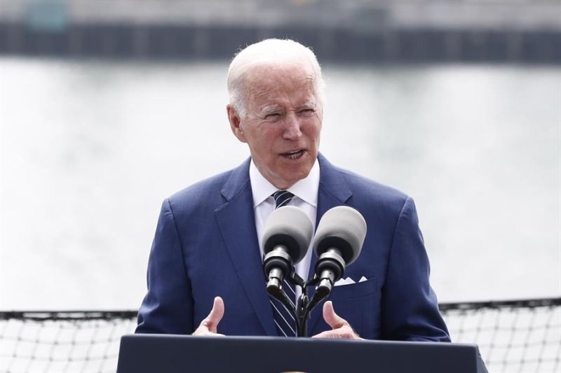 El presidente de EE.UU., Joe Biden, habla desde el puerto de Los Ángeles, este 10 de junio de 2022. 02 100622