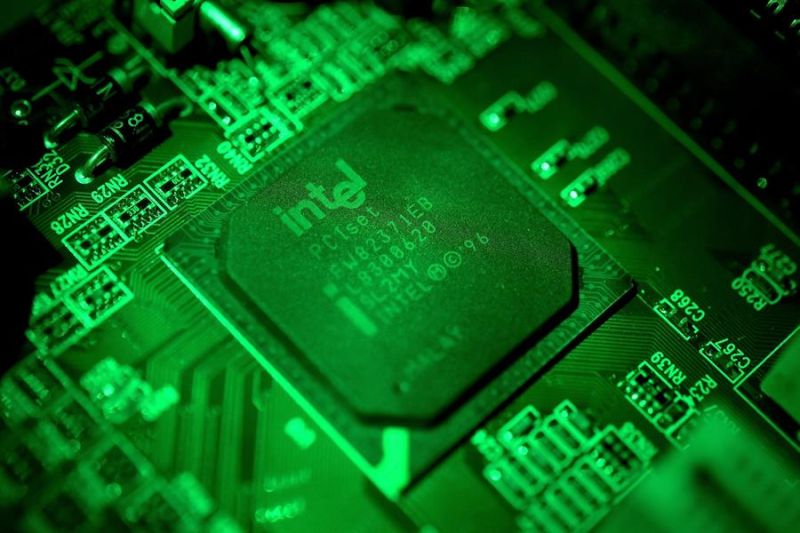 Fotografía de archivo que muestra una placa de una computadora en un ordenador Intel. 