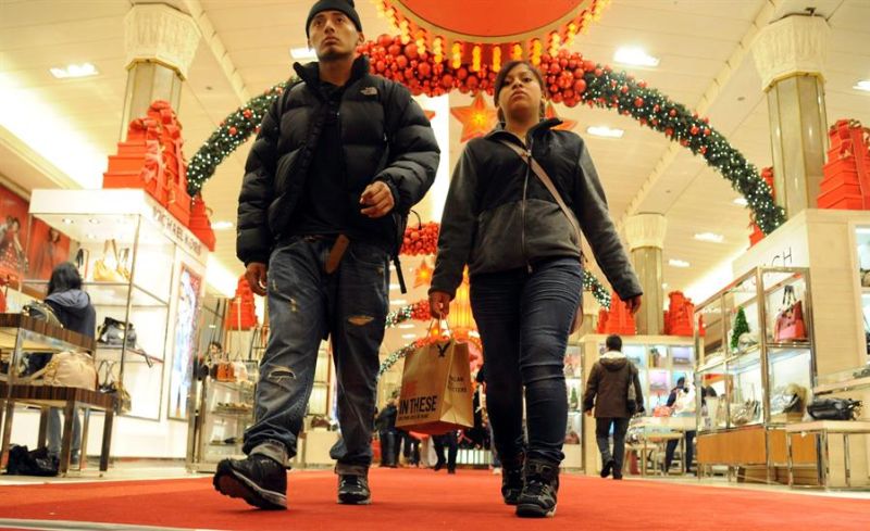 Dos compradores pasean por Macy's en Nueva York (Estados Unidos), en una imagen de archivo. 