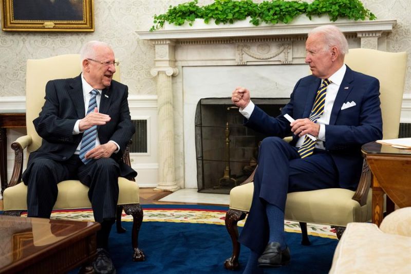 El mandatario estadounidense, Joe Biden (d), se reúne con el presidente israelí, Reuvén Rivlin (i), en el Despacho Oval de la Casa Blanca, este 28 de junio de 2021, en Washington.