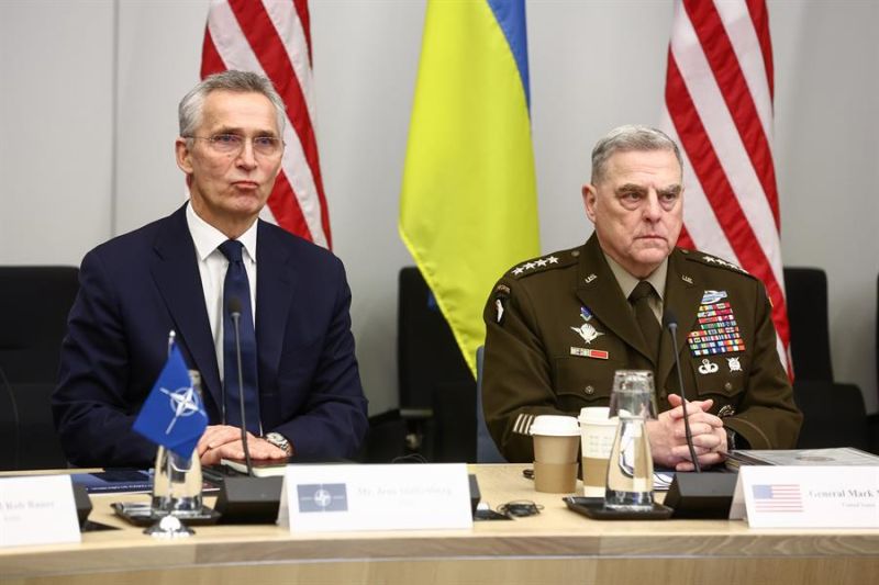 El secretario general de la OTAN, Jens Stoltenberg (I), y el jefe del Estado Mayor Conjunto, el general Mark Milley (D), en la reunión del Grupo de Contacto de Defensa de Ucrania en la sede de la alianza en Bruselas. 01 140223