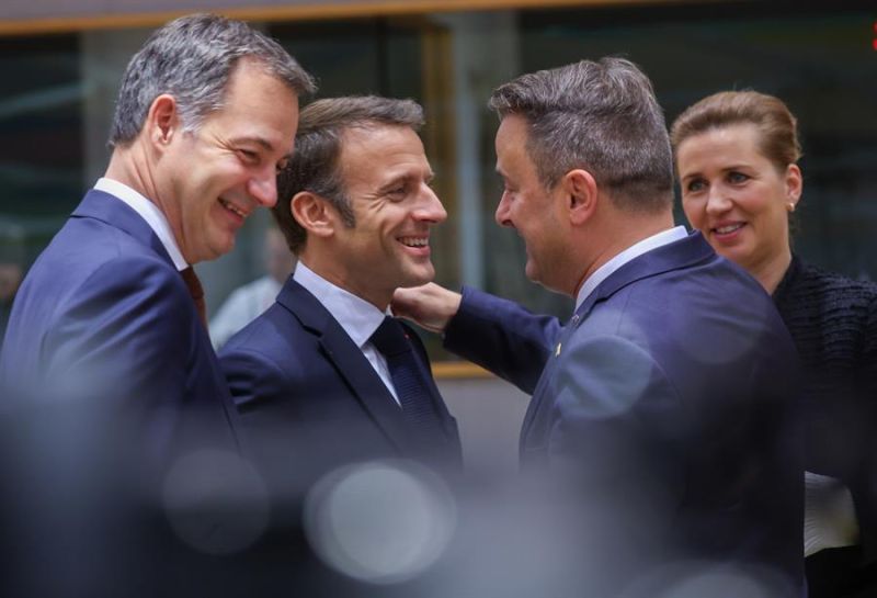 (De izquierda a derecha) el primer ministro belga, Alexander De Croo, el presidente francés, Emmanuel Macron, el primer ministro luxemburgués, Xavier Bettel, y la primera ministra danesa, Mette Frederiksen, durante el segundo día de reunión Consejo efe