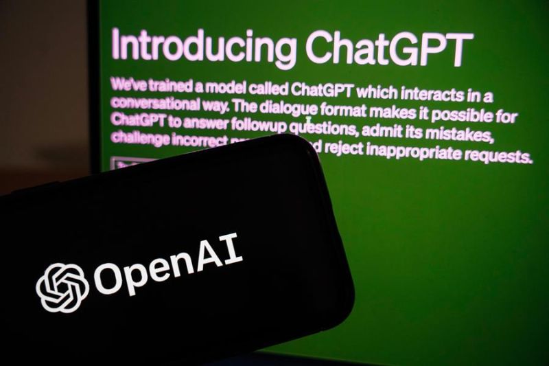 Vista de la página de ChatGPT detrás de un teléfono móvil en el que se ve el logo de la empresa OpenAI, en una fotografía de archivo. EFE/Wu Hao 01 260923
