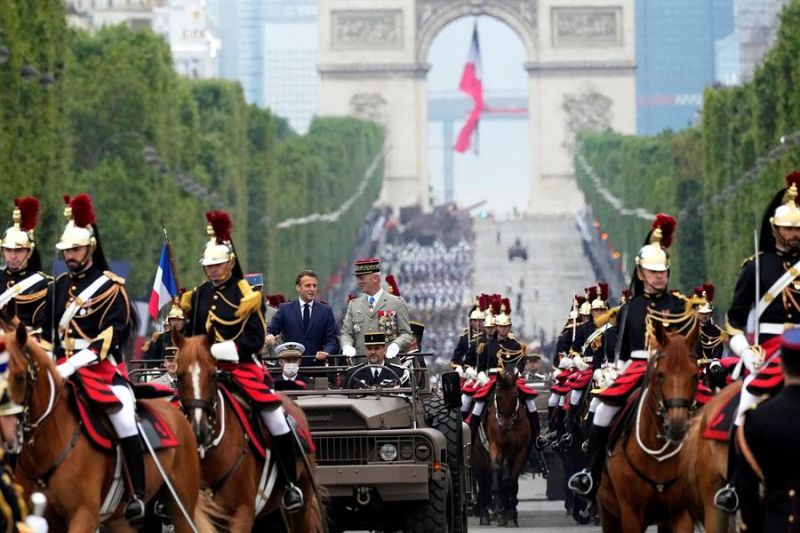 Emmanuel Macron presidió este miércoles el tradicional desfile militar de la Fiesta Nacional francesa en París con un despliegue del Ejército. 