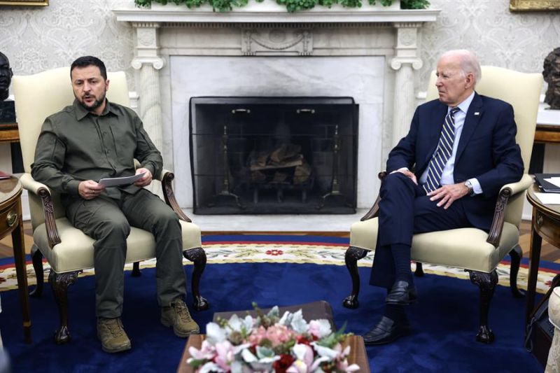 El presidente estadounidense, Joe Biden (d), se reúne con su homólogo de Ucrania, Volodímir Zelenski, en el Despacho Oval de la Casa Blanca, este 21 de septiembre de 2023, en Washington. EFE/Julia Nikhinson/Pool 01 220923