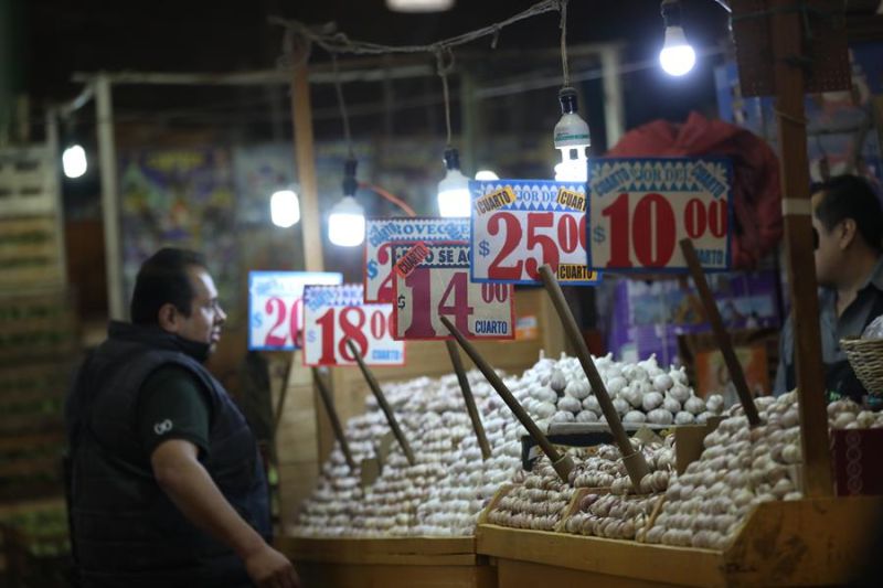 Fotografía de archivo de vendedores que ofrecen sus productos en un mercado de la Ciudad de México (México). 