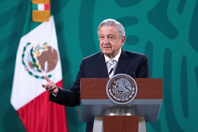 Fotografía cedida este miércoles por la Presidencia de México donde aparece el mandatario mexicano, Andrés Manuel López Obrador, durante una rueda de prensa en el Palacio Nacional hoy, en Ciudad de México (México).