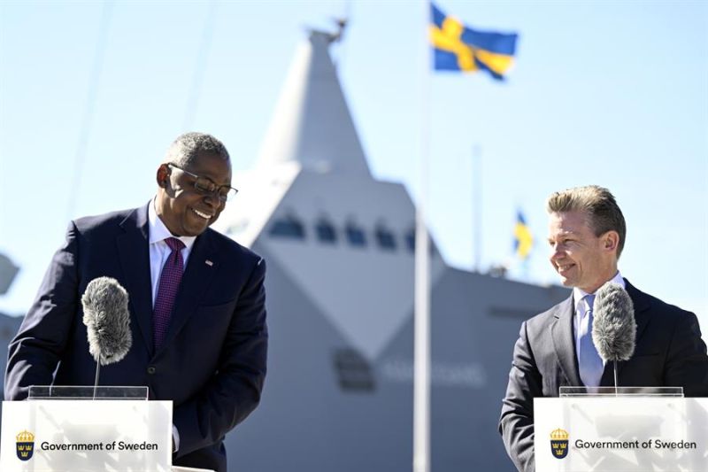El secretario estadounidense de Defensa, Lloyd Austin (i), y su colega sueco, Pal Jonson (d), este miércoles en una rueda de prensa en la base naval sueca de Musko. EFE/EPA/Fredrik Sandberg SWEDEN OUT 01 190423