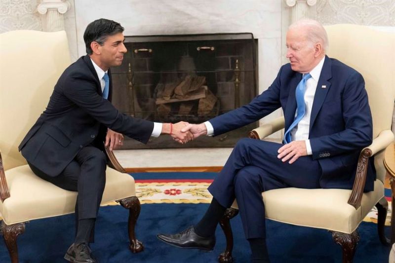 El primer ministro de Reino Unido, Rishi Sunak (i), y el presidente estadounidense, Joe Biden (d), se reúnen, este 8 de junio de 2023, en la Oficina Oval de la Casa Blanca, en Washington. EFE/Bonnie Cash 01 090623