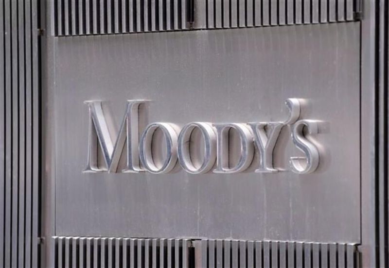 Fotografía de archivo del 13 de julio de 2011 del logo de la agencia de calificación Moody's en la fachada de su sede en Nueva York (EE.UU.) 