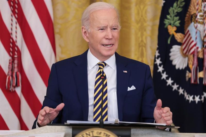 El presidente de Estados Unidos, Joe Biden, asiste a una reunión de la Asociación Nacional de Gobernadores en el Salón Este de la Casa Blanca en Washington, DC, EE.UU.