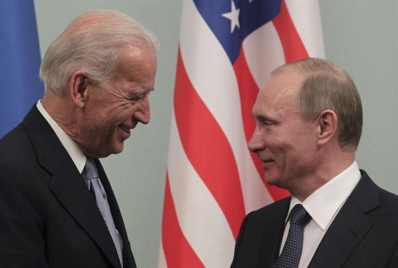 El, entonces, vicepresidente estadounidense, Joe Biden (i), conversa con el primer ministro ruso, Vladimir Putin, durante el encuentro que mantuvieron en Moscú (Rusia), en marzo de 2011. 