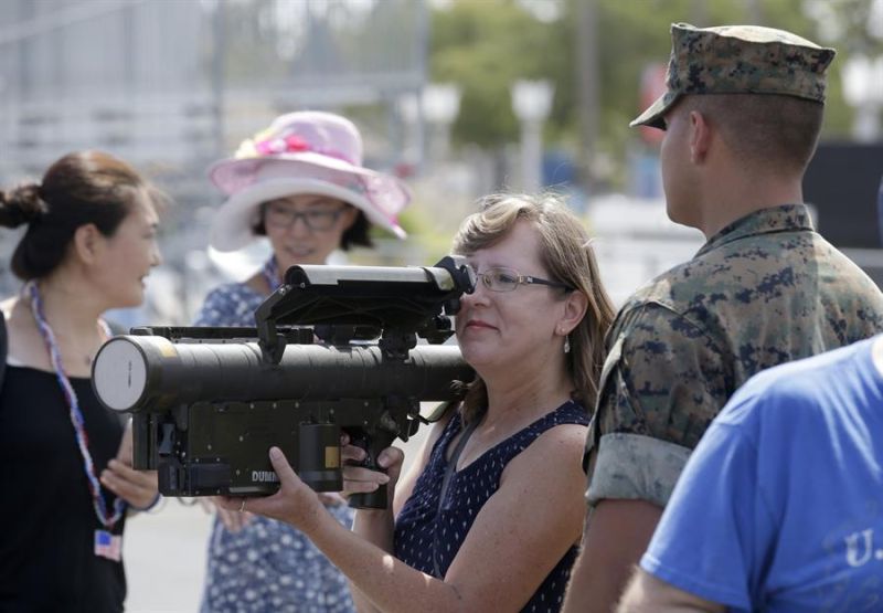 Una mujer sostiene un lanzador de misiles Stinger FIM-92 en Los Ángeles, en una de las actividades programadas en el marco de Semana de la flota, que cada año celebra la Marina de EEUU.