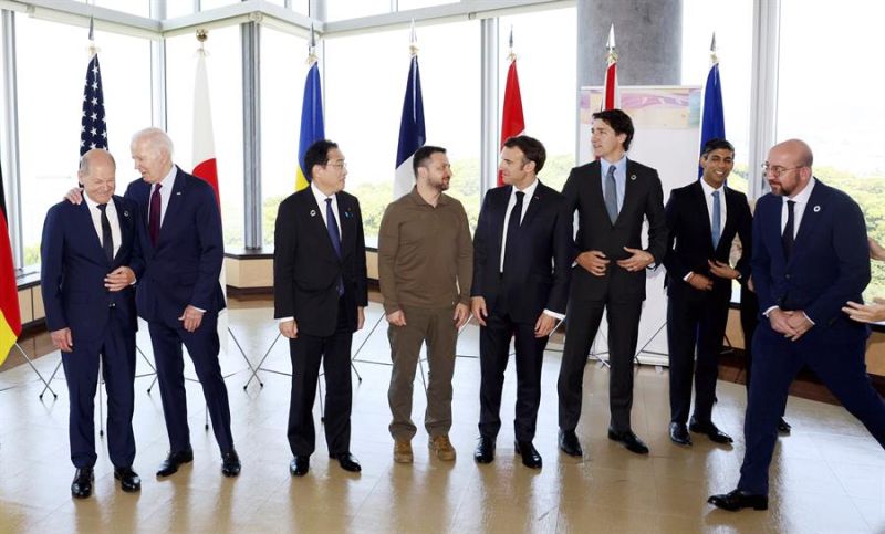 Los líderes del G7 reunidos con el ucraniano Volodímir Zelenski en Hiroshima. EFE/EPA/JAPAN POOL JAPAN OUT, EDITORIAL USE ONLY, NO SALES 01 220523