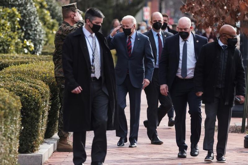 El presidente de Estados Unidos, Joe Biden, saluda a marines en Washington (EE.UU.), este 25 de enero de 2022.