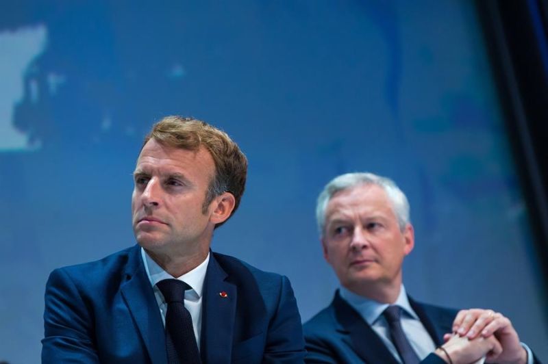 El presidente francés, Emmanuel Macron (i) y el ministro de Finanzas, Bruno Le Maire (d) en una imagen de archivo. 