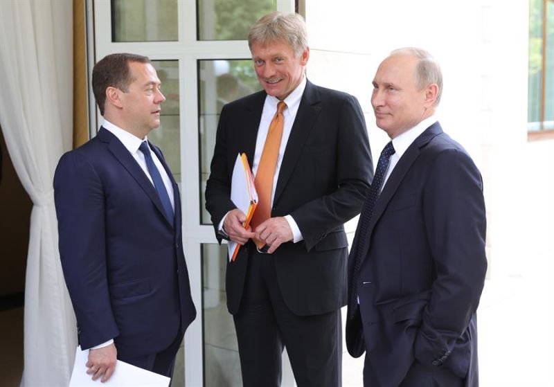 Imagen de archivo del presidente ruso, Vladímir Putin (d), el vicepresidente del Consejo de Seguridad del país, Dmitry Medvedev (i), y el portavoz del Kremlin, Dmitry Peskov.