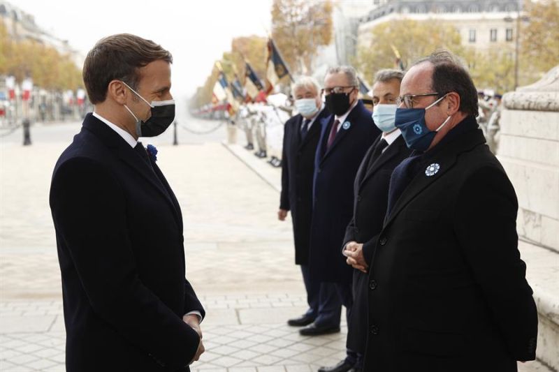 El expresidente François Hollande (d) instó este jueves a los franceses a votar por Emmanuel Macron en la segunda vuelta de las elecciones presidenciales en las que se enfrenta a Marine Le Pen, por "la cohesión de Francia y su futuro europeo".