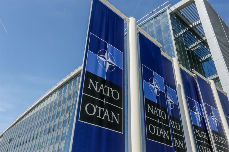Carteles con el logo de la OTANen la sede de la OTAN en Bruselas. EFE/ Stephanie Lecocq 01 020424