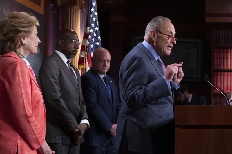 El líder de la mayoría del Senado Chuck Schumer (D), la senadora demócrata por Michigan Debbie Stabenow (I), el senador demócrata por Georgia Raphael Warnock (2-I) y el senador demócrata por Arizona Mark Kelly ( 3-I); este 26 de julio de 2022. 01 280722