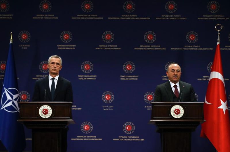 El ministro turco de Exteriores, Mevlüt Çavusoglu, (dch), y el secretario general de la OTAN, Jens Stoltenberg, (izq.) este jueves en rueda de prensa en Ankara (Turquía). EFE/EPA/NECATI SAVAS 01 160223