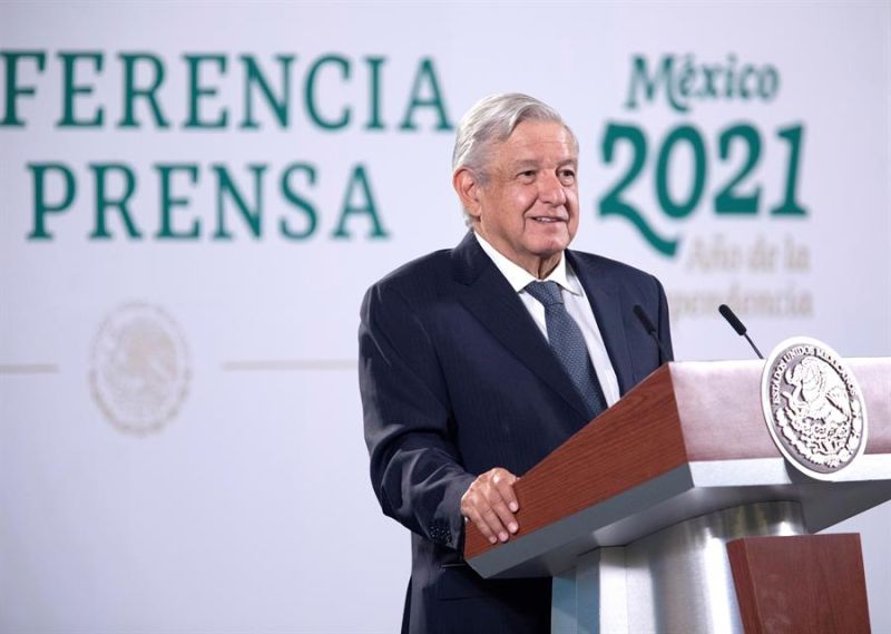 Fotografía cedida por la Presidencia de México que muestra al mandatario mexicano, Andrés Manuel López Obrador, durante una conferencia de prensa matutina en el Palacio Nacional, hoy, en Ciudad de México (México).
