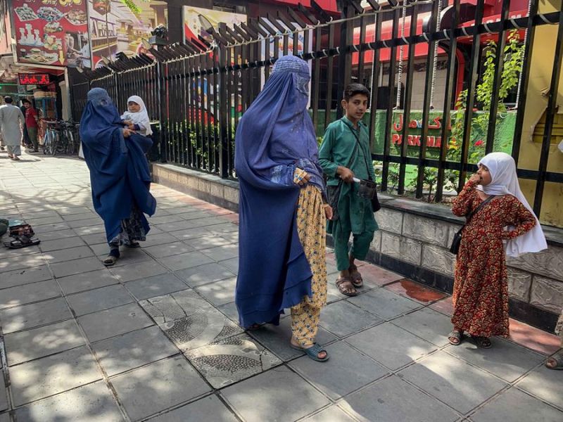 Mujeres afganas caminan por Kabul, Afganistán, este 10 mayo de 2022.