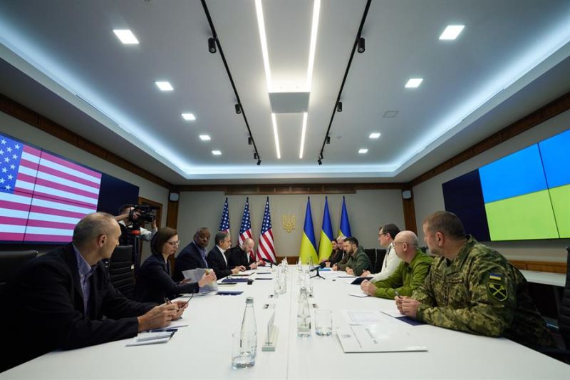 Imagen de la reunión que celebraron este pasado domingo en Kiev el presidente ucraniano, Volodimir Zelensky (4-d) y los secretarios de EEUU de Defensa, Lloyd Austin (3-i) y Estado, Antony Blinken (4-i) en Kiev. 01 250422