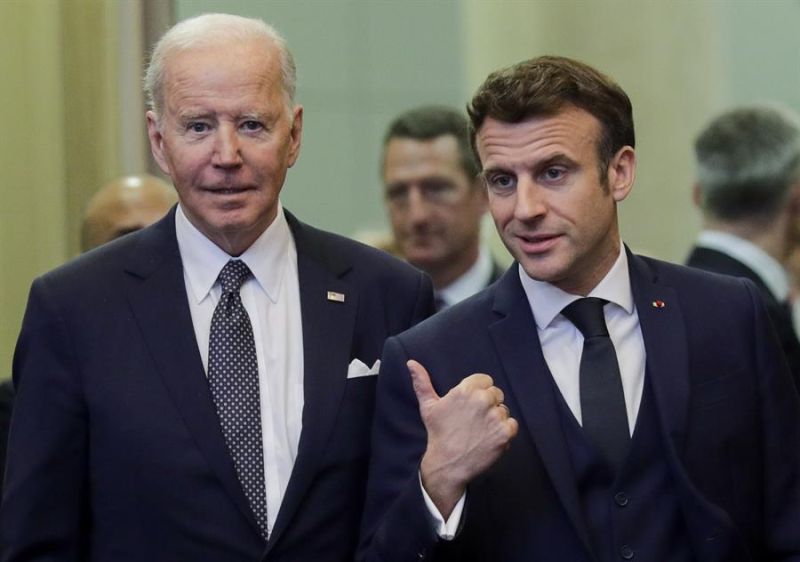 El presidente de EE.UU., Joe Biden (i), junto a su homólogo francés, Emmanuel Macron (d), en una fotografía de archivo.  01 220822