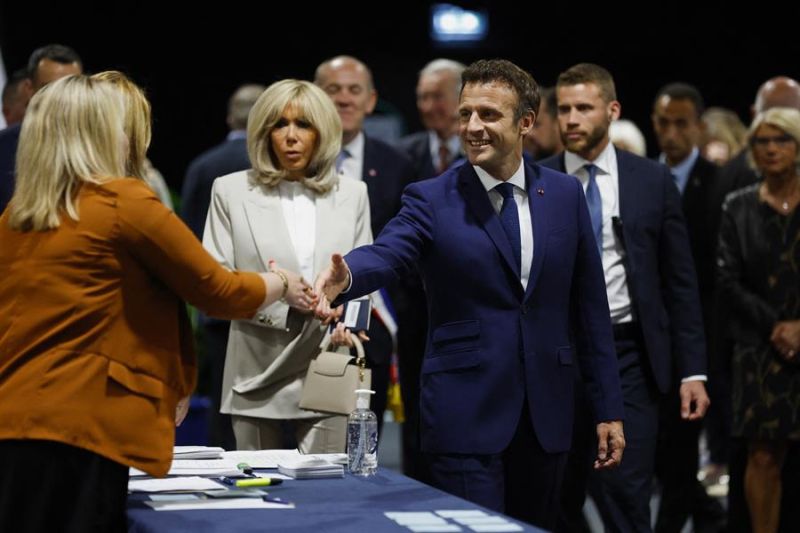 Emmanuel Macron votó después de las 13.10 locales (11.10 GMT) en la localidad de Le Touquet acompañado de su esposa Brigitte.