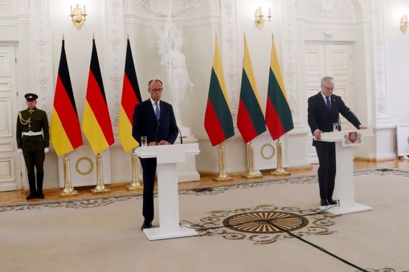 El presidente lituano Gitanas Nauseda (D) y el canciller alemán Friedrich Merz ofrecen una conferencia de prensa conjunta después de su reunión en Vilna, Lituania, el 22 de mayo de 2025.  EFE/EPA/TOMS KALNINS 01220525