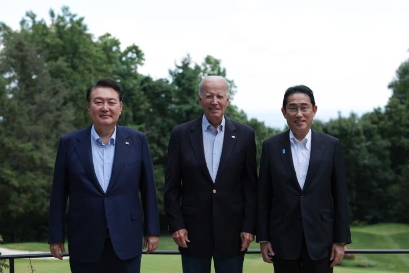 (I-D) El presidente surcoreano Yoon Suk Yeol, el presidente estadounidense Joe Biden y el primer ministro japonés Fumio Kishida este 18 de agosto de 2023.EFE/EPA/Yonhap 01 210823