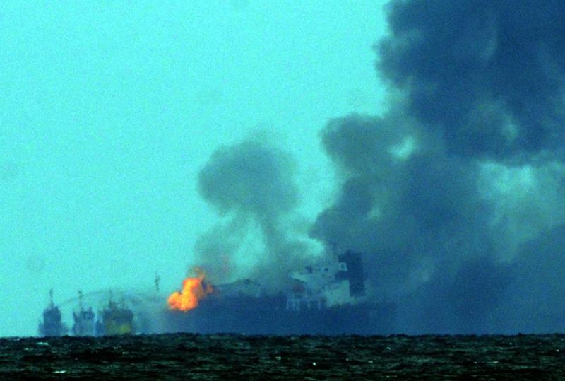 Vista general de un buque tipo cisterna de la empresa petrolera mexicana Pemex, cargada con 160 mil barriles de combustible, que explotó y se incendió frente a las costas del puerto de Veracruz .