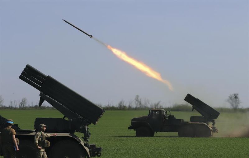 Lanzamiento de un cohete desde posiciones ucranianas en la ciudad de Popasna, cerca de Lugansk, el pasado mes de abril. 01 130622
