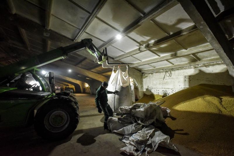 Fotografía de una granja en Ucrania donde se almacenan cereales para su exportación. 01 011122