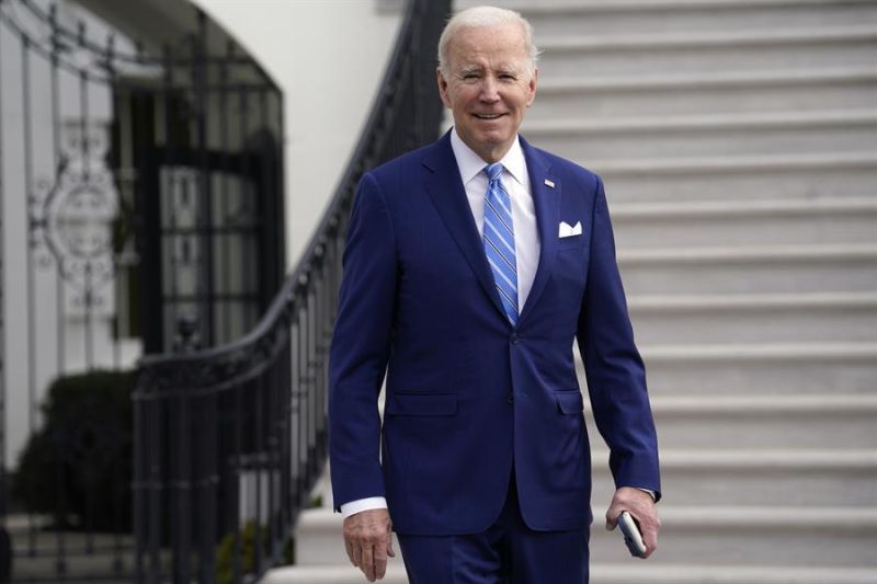 El presidente estadounidense Joe Biden es visto hoy mientras sale de la Casa Blanca rumbo a Tampa (Florida), en Washington, DC (EE.UU). 01 090223
