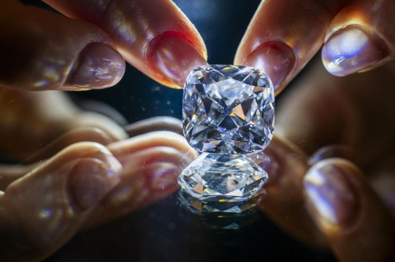 Un empleado de Sotheby's muestra un diamante 'magnífico' sin montar, un diamante cuadrado de talla brillante con esquinas redondeadas que pesa 37,61 quilates, durante una vista previa en Sotheby's en Ginebra, Suiza, 10 mayo 2024. EFE/EPA/MARTIAL 01 100524