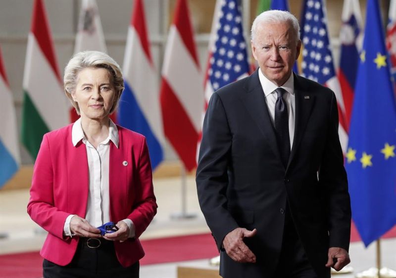 El presidente de EE.UU., Joe Biden (d), junto a la presidenta de la Comisión Europea, Ursula von der Leyen (i), en una fotografía de archivo. 