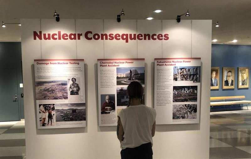 Una mujer lee información y mira fotografías de una exposición sobre los peligros de las armas nucleares, en la sede de la ONU en Nueva York (EE.UU.). 01 290822