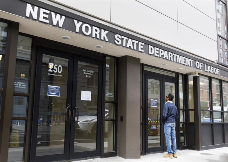 Un hombre lee un cartel en la puerta de las oficinas cerradas del Departamento de Trabajo del Estado de Nueva York en Brooklyn. EFE/EPA/JUSTIN LANE 01 050523