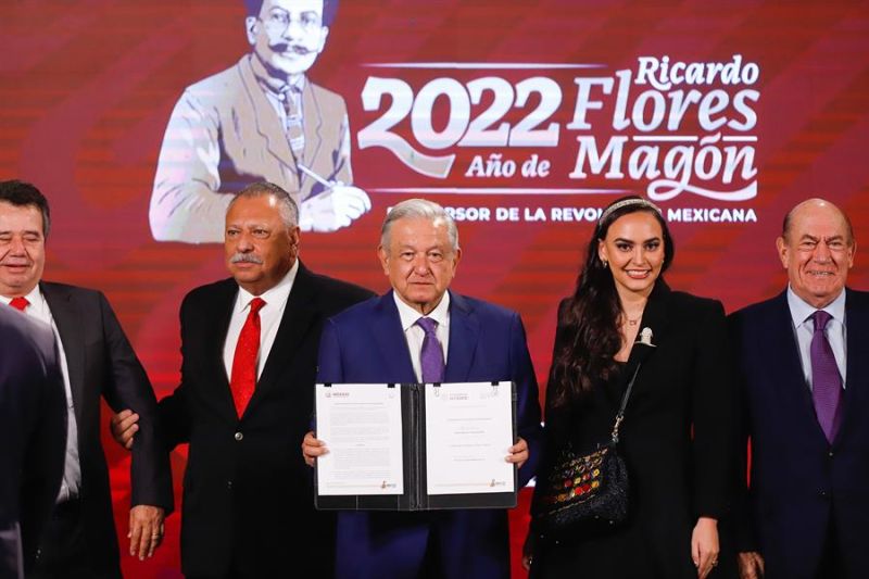 El presidente de México, Andrés Manuel López Obrador (c), posa hoy junto a empresarios tras firmar el plan antiinflación en el Palacio Nacional, en Ciudad de México (México). 01 031022