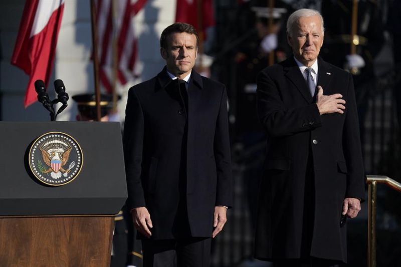 El presidente estadounidense, Joe Biden, recibe al presidente francés, Emmanuel Macron, en una fotografía de archivo. EFE/EPA/SHAWN THEW 01 080323