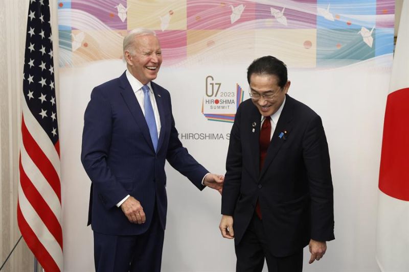 El presidente de Estados Unidos, Joe Biden, y el primer ministro japonés, Fumio Kishida, antes de su reunión bilateral previa a la cumbre del G7 en Hiroshima. EFE/EPA/Kiyoshi Ota 01 180523