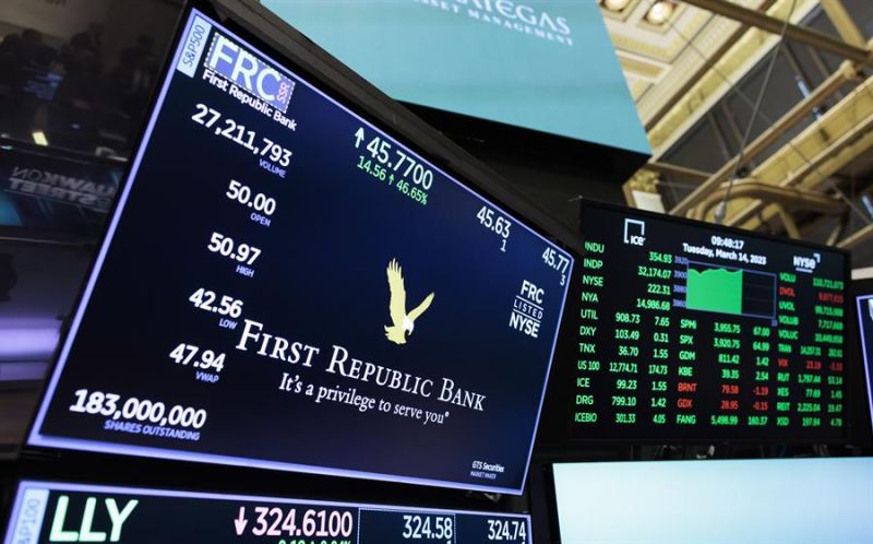 Vista del logo del First Republic Bank en la Bolsa de Nueva York, en una fotografía de archivo. EFE/Justin Lane 01 250423