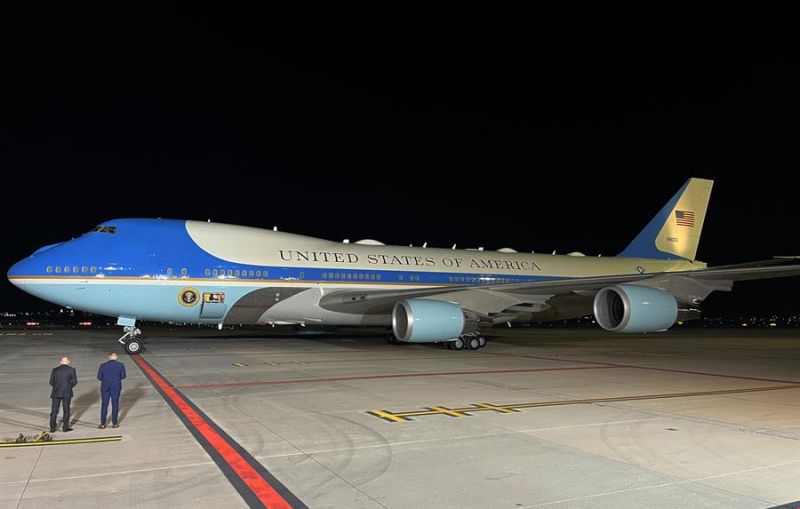 El avión Air Force One, aeronave presidencial de la Fuerza Aérea de Estados Unidos, fue registrado este domingo, 8 de enero, a su llegada el Aeropuerto Internacional Felipe Ángeles (AIFA), en el municipio de Zumpango, Estado de México (México) 01 090123