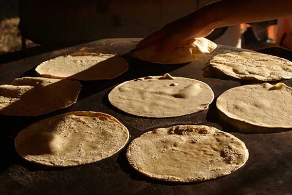 Tortilla hecha a mano en comal resurge con fuerza en gusto del mexicano
