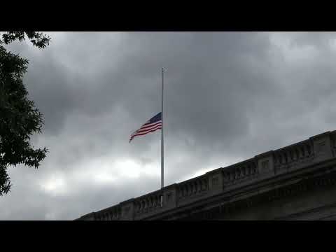 Embedded thumbnail for Banderas a media asta en La Casa Blanca y el Capitolio por Isabel II