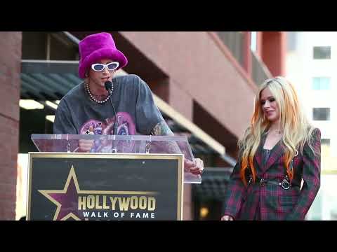 Embedded thumbnail for Avril Lavigne celebra 20 años de éxito con una estrella en Paseo de la Fama